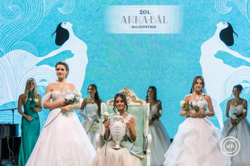 A bál szépe, a balatonfüredi Windisch Laura (k), első udvarhölgye, a debreceni Tollas Viktória (b), második udvarhölgye, a balatonfüredi Windisch Regina (j) a 201. Anna-bál eredményhirdetésén a balatonfüredi Anna Grand Hotel parkjában 2026. július 26-án. MTI/Katona Tibor