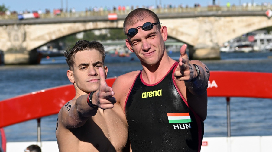 Az aranyérmes Rasovszky Kristóf (j) és a bronzérmes Betlehem Dávid a férfi 10 kilométeres nyíltvízi úszás versenye után a célban a 2024-es párizsi nyári olimpián a Szajna III. Sándor hídjánál 2024. augusztus 9-én. MTI/Czeglédi Zsolt