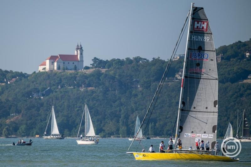 Király Dávid Zsolt Rene Raffica nevű hajója az 58. Kékszalag Raiffeisen Nagydíj tókerülő vitorlásverseny rajtja előtt Balatonfüred közelében 2026. július 30-án. MTI/Vasvári Tamás
