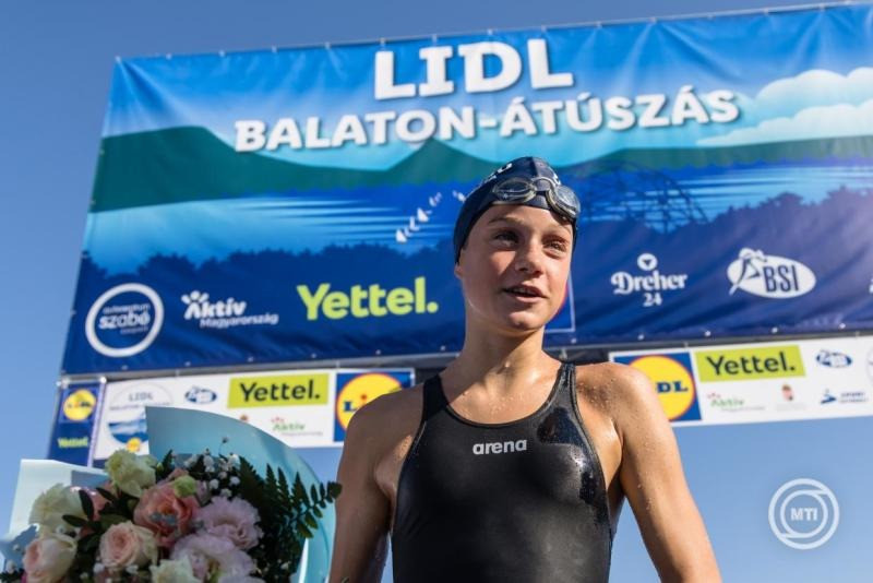 A női győztes olasz Mandrick Ashleen a 44. Lidl Balaton-átúszás céljában Balatonbogláron 2026. augusztus 1-jén. Az úszó a Révfülöp Balatonboglár közötti 5,2 kilométeres távot 1 óra 24 perc 10 másodperc alatt teljesítette. MTI/Katona Tibor