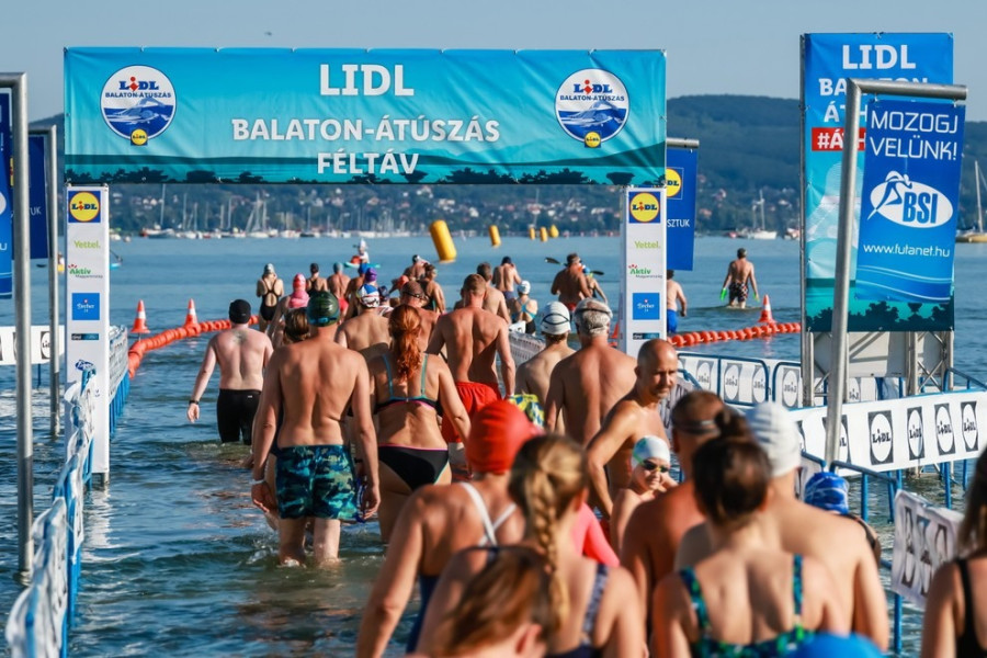 A 43. Lidl Balaton-átúszás féltávjának résztvevői a balatonboglári rajtnál 2025. augusztus 9-én. MTI/Katona Tibor
