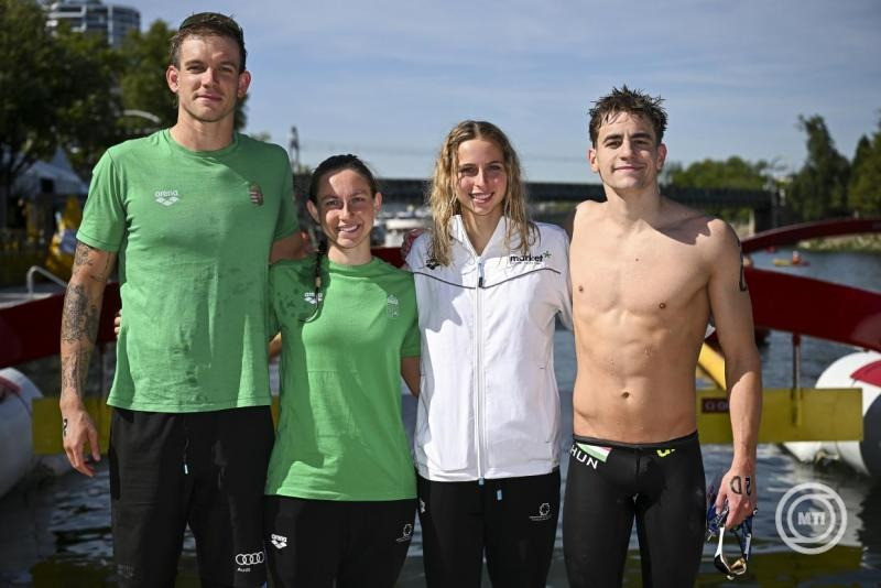 A bronzérmes Rasovszky Kristóf, Mihályvári-Farkas Viktória, Fábián Bettina és Betlehem Dávid (b-j) a nyíltvízi úszók váltóversenyének céljában a párizsi vizes Európa-bajnokságon a Szajnán 2026. augusztus 8-án. MTI/Hegedüs Róbert