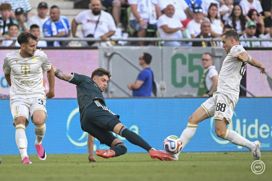 Aleksandar Cirkovic (b) és Philippe Rommens (j), a Ferencváros játékosai, valamint Federico Valverde, a Real Madrid játékosa (k) a Ferencváros - Real Madrid nemzetközi felkészülési mérkőzésen a Groupama Arénában 2026. augusztus 8-án. MTI/Illyés Tibor