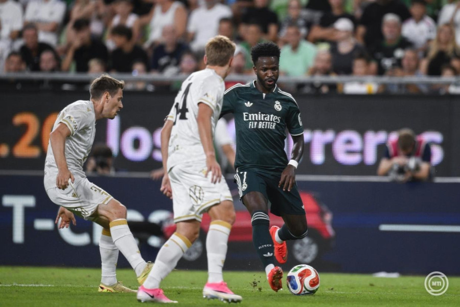 Kristoffer Zachariassen, a Ferencváros (b) és Vinícius Júnior, a Real Madrid játékosa (j) a Ferencváros - Real Madrid nemzetközi felkészülési mérkőzésen a Groupama Arénában 2026. augusztus 8-án. MTI/Bodnár Boglárka
