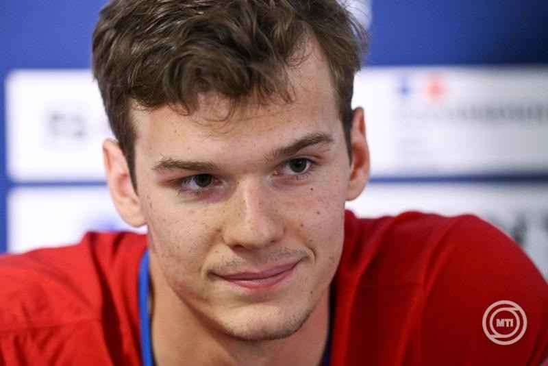 Az olimpiai bajnok Kós Hubert úszó a sajtónak nyilatkozik a párizsi vizes Európa-bajnokság nemzetközi sajtótájékoztatója után az olimpiai vizesközpontban 2026. augusztus 9-én. MTI/Hegedüs Róbert