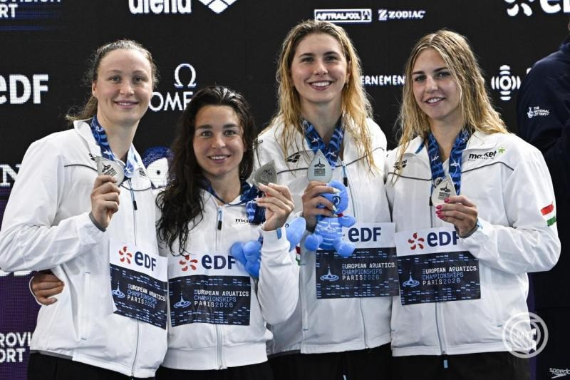 Az ezüstérmes Ugrai Panna, Késely Ajna, Ábrahám Minna és Pádár Nikolett (b-j) a női 4x200 gyorsváltó döntője után a párizsi vizes Európa-bajnokságon az olimpiai vizesközpontban 2026. augusztus 10-én. MTI/Hegedüs Róbert