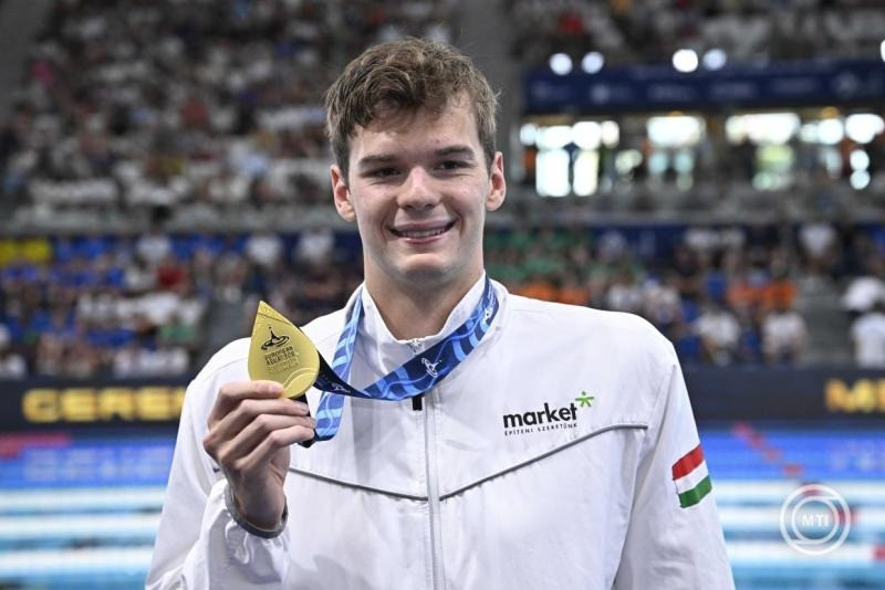Az aranyérmes Kós Hubert a férfi 200 méteres hátúszás eredményhirdetése után a párizsi vizes Európa-bajnokságon az olimpiai vizesközpontban 2026. augusztus 12-én. MTI/Hegedüs Róbert