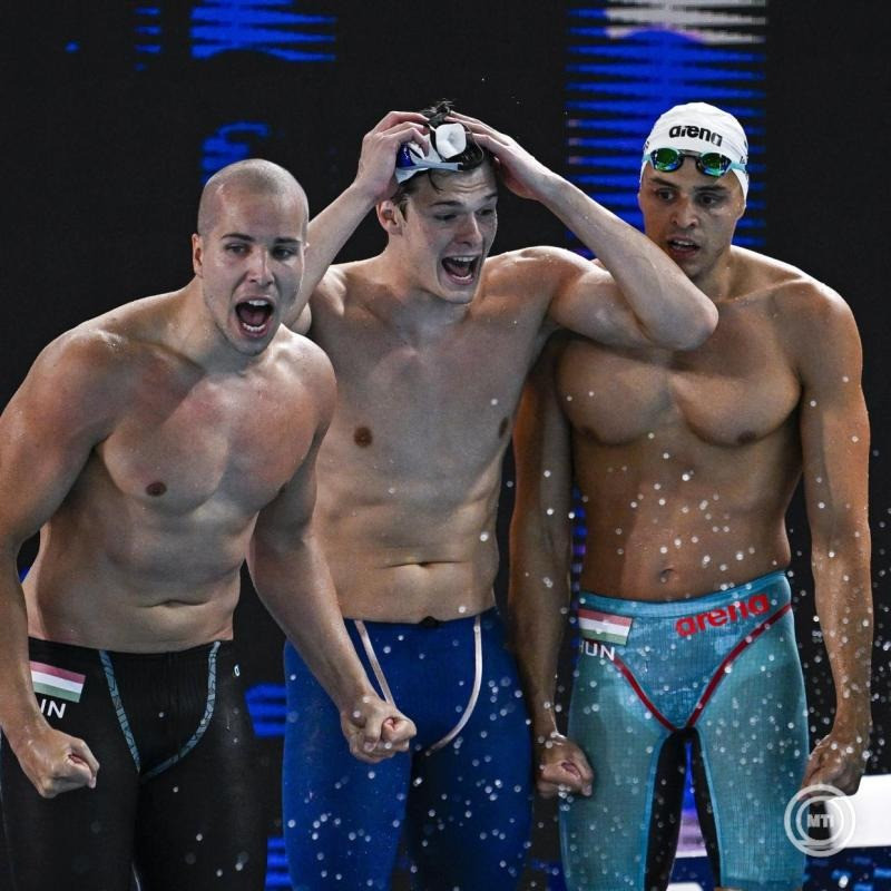 Szabó Szebasztián, Kós Hubert és Németh Nándor (b-j), a későbbi győztes magyar váltó tagjai a férfi 4x100 méteres gyorsváltó döntőjében a párizsi vizes Európa-bajnokságon az olimpiai vizesközpontban 2026. augusztus 13-án. MTI/Hegedüs Róbert