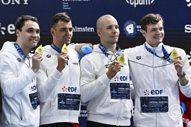 Az aranyérmes Milák Kristóf, Németh Nándor, Szabó Szebasztián és Kós Hubert (b-j) a férfi 4x100 méteres gyorsváltó eredményhirdetésén a párizsi vizes Európa-bajnokságon az olimpiai vizesközpontban 2026. augusztus 13-án. MTI/Hegedüs Róbert