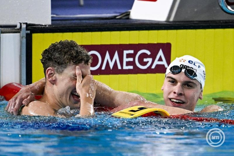 Sárkány Zalán (b) és az ezüstérmes Pápai Olivér a férfi 400 méteres gyorsúszás döntőjének végén a párizsi vizes Európa-bajnokságon az olimpiai vizesközpontban 2026. augusztus 16-án. MTI/Hegedüs Róbert