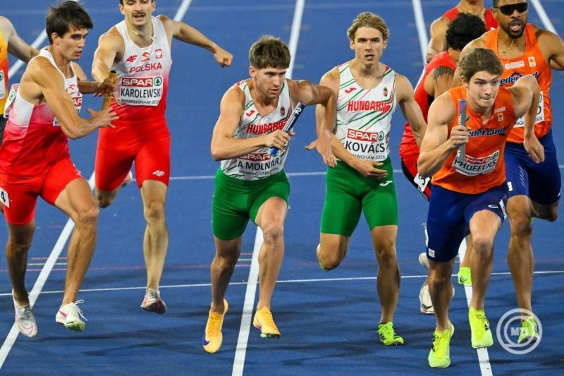 Kovács Árpád (j3) és Molnár Attila (b3) a férfi 4x400 méteres váltófutás döntőjében a birminghami atlétikai Európa-bajnokságon 2026. augusztus 16-án. MTI/Czeglédi Zsolt