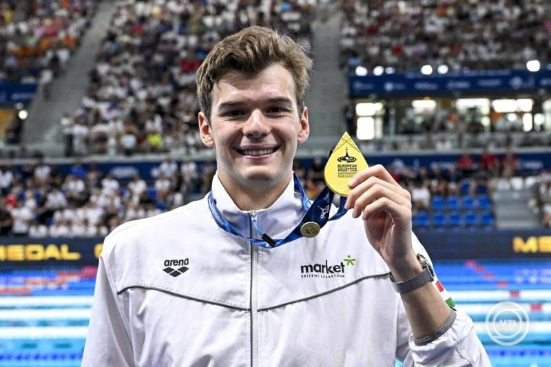 Az aranyérmes Kós Hubert a férfi 200 méteres vegyesúszás eredményhirdetése után a párizsi vizes Európa-bajnokságon az olimpiai vizesközpontban 2026. augusztus 16-án. MTI/Hegedüs Róbert