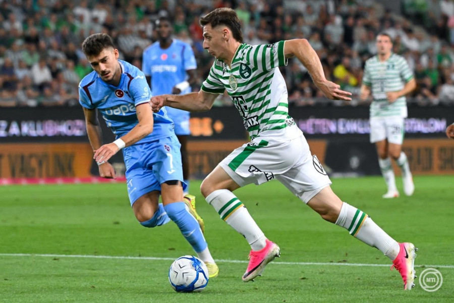 Corbu Máriusz, a Ferencváros (j) és Ernest Muci, a török Trabzonspor játékosa a labdarúgó Európa-liga selejtezőjének 4. fordulójában játszott Ferencváros - Trabzonspor visszavágó mérkőzésen a Groupama Arénában 2026. augusztus 27-én. MTI/Purger Tamás