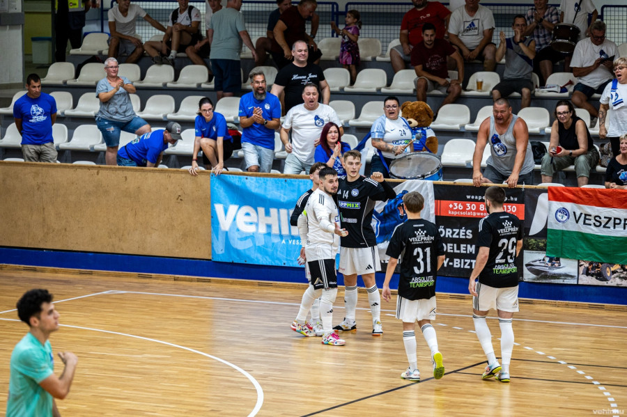 A veszprémi Haász Benjámin (14-es mezben) is ott van a keretben