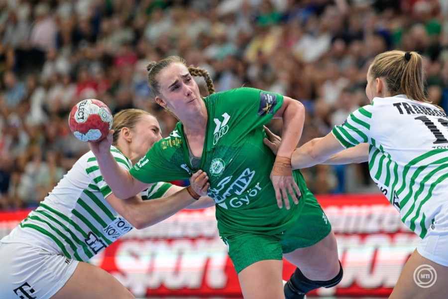  Thale Rushfeldt Deila, a Győri Audi ETO KC (k), valamint Vilde Ingstad (b) és Mette Tranborg (j), az FTC-Toyota Kovács játékosa a női kézilabda szuperkupa döntőjében játszott Győri Audi ETO KC- FTC-Toyota Kovács mérkőzésen a székesfehérvári MET Arénában 2026. augusztus 30-án. A mérkőzést Győri Audi ETO KC nyerte 30-24-re. MTI/Vasvári Tamás