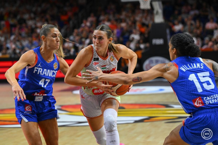 Lelik Réka (k), valamint a francia Romane Bernies (b) és Gabby Williams (j) a női kosárlabda-világbajnokság B csoportjának első fordulójában játszott Magyarország - Franciaország mérkőzésen a Berlin Arénában 2026. szeptember 4-én. MTI/Czeglédi Zsolt