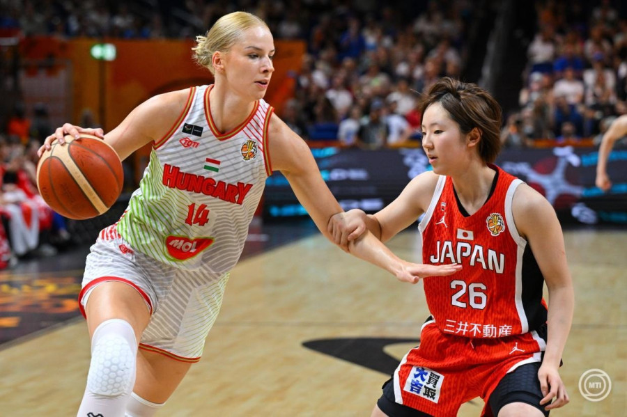 Juhász Dorka (b) és a japán Tanaka Kokoro a női kosárlabda-világbajnokság negyeddöntőjébe jutásért játszott Magyarország - Japán mérkőzésen a Berlin Arénában 2026. szeptember 8-án. MTI/Czeglédi Zsolt