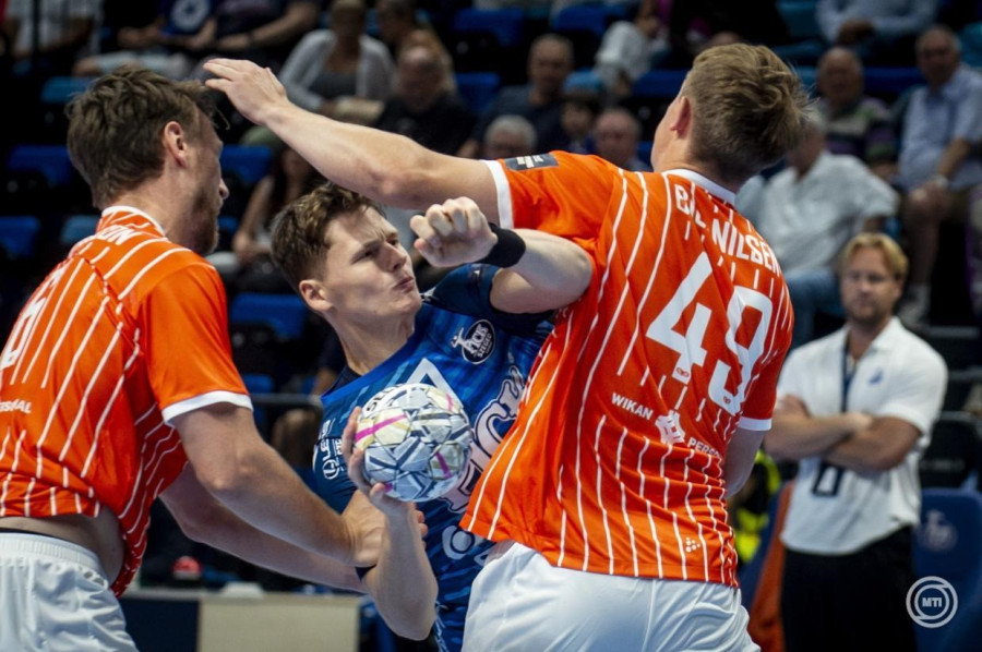 Lukács Máté, a Szeged (b2), valamint Philipp Henningsson (b) és Isaac Biel Nielsen (j), a Kristianstad játékosai a férfi kézilabda Bajnokok Ligája 1. fordulójának OTP Bank-PICK Szeged - IFK Kristianstad mérkőzésén a szegedi Pick Arénában 2026. szeptember 10-én. MTI/Ujvári Sándor