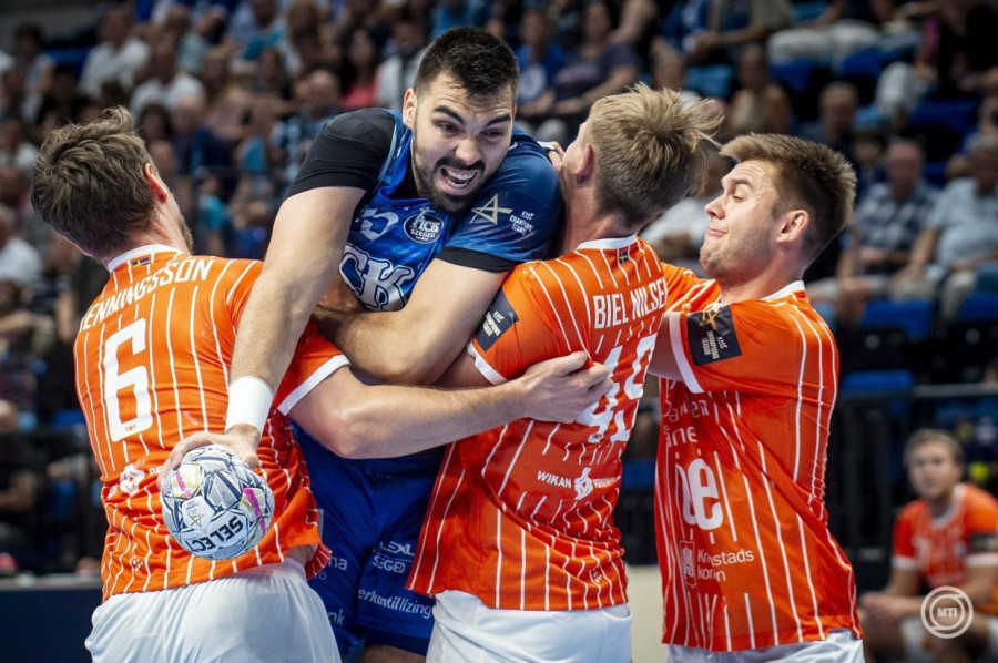 Rosta Miklós, a Szeged (b2), valamint Philipp Henningsson (b) és Isaac Biel Nielsen (b3), a Kristianstad játékosai a férfi kézilabda Bajnokok Ligája 1. fordulójának OTP Bank-PICK Szeged - IFK Kristianstad mérkőzésén a szegedi Pick Arénában 2026. szeptember 10-én. MTI/Ujvári Sándor