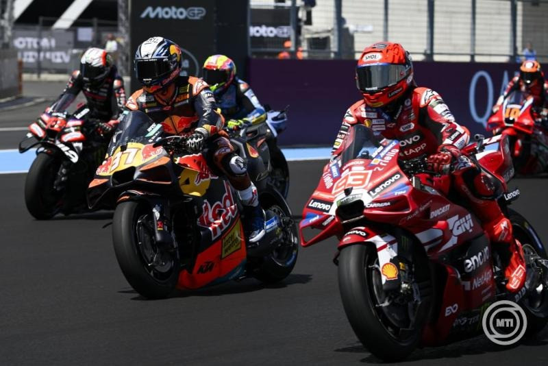 A spanyol Marc Marquez, a Ducati Lenovo Team és a spanyol Pedro Acosta, a Red Bull KTM Factory Racing (j-b) csapat versenyzője a MotoGP Magyar Nagydíjon a gyorsaságimotoros-világbajnokság magyarországi versenyén a balatonfőkajári Balaton Park Circuit versenypályán 2026. június 7-én. MTI/Bodnár Boglárka