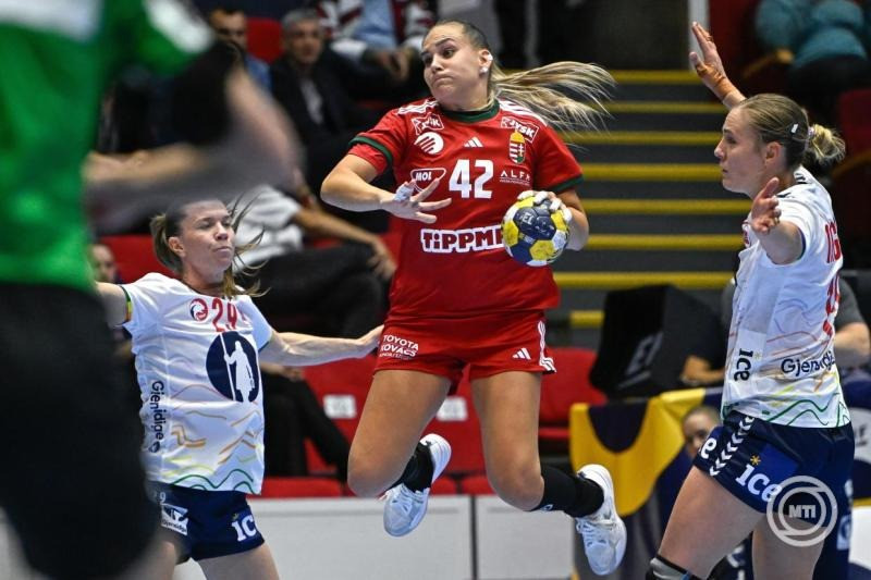 Klujber Katrin (k), valamint a norvég Kristin Venn (b) és Ingvild Kristiansen Bakkerud a női kézilabda Eurokupa négyes döntőjének Norvégia - Magyarország elődöntőjében a bukaresti Sala Polivalentában 2026. szeptember 26-án. MTI/Hegedüs Róbert
