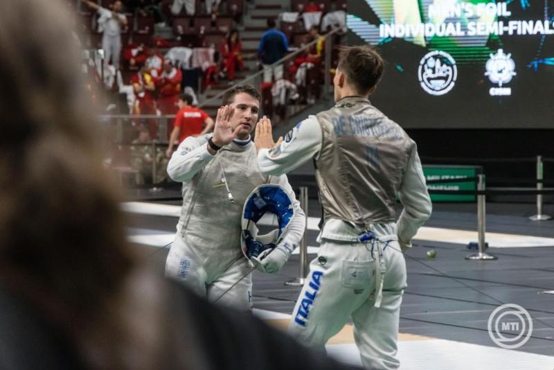 Dósa Dániel (b) és az olasz Mattia De Cristofaro tőrözők asszója a 49. CISM Katonai Vívó Világbajnokságon a One Veszprém Arénában 2026. szeptember 29-én. MTI/Katona Tibor