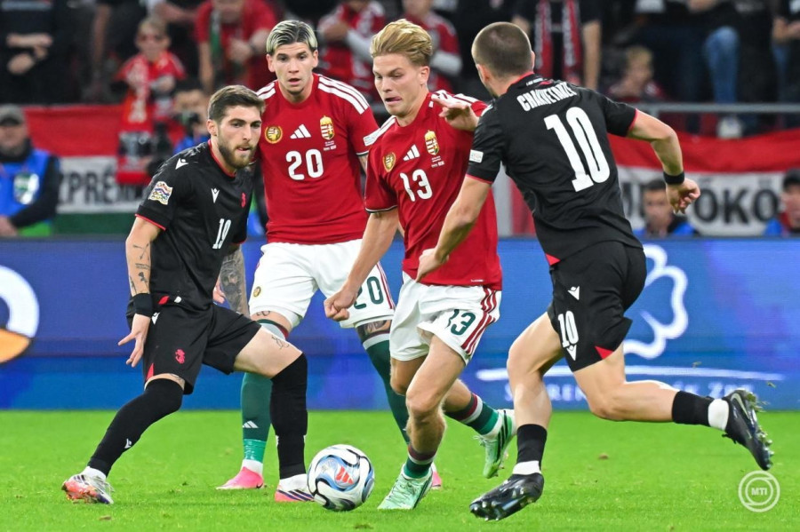 Tóth Milán (b2), Schäfer András (j2), valamint a georgiai Giorgi Citaisvili (b) és Giorgi Csakvetadze a labdarúgó UEFA Nemzetek Ligája B divíziójának harmadik fordulójában játszott Magyarország - Georgia mérkőzésen a Puskás Arénában 2026. október 2-án. MTI/Purger Tamás