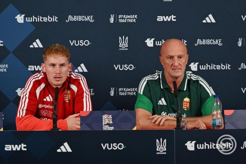 Marco Rossi szövetségi kapitány (j) és Csinger Márk a magyar labdarúgó-válogatott sajtótájékoztatóján a nagyszombati Anton Malatinsky Stadionban 2026. október 4-én. A csapat másnap az ukrán válogatott ellen lép pályára a Nemzetek Ligájának 4. fordulójában Nagyszombaton. MTI/Illyés Tibor
