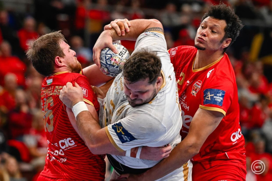Dragan Pechmalbec (b) és Thiagus Petrus (j), a Veszprém, valamint Tobias Wagner, az RK Partizan AdmiralBet játékosa (k) a férfi kézilabda Bajnokok Ligája csoportkörében játszott One Veszprém HC - RK Partizan AdmiralBet mérkőzésen a One Veszprém Arénában 2026. október 14-én. A mérkőzést az One Veszprém HC nyerte 38-28-ra. MTI/Vasvári Tamás