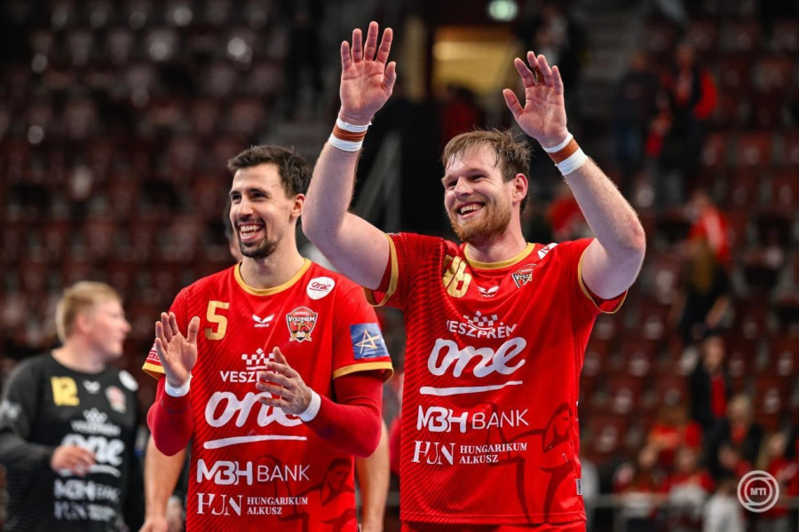 Ivan Martinovic (b) és Dragan Pechmalbec, a Veszprém játékosai a férfi kézilabda Bajnokok Ligája csoportkörében játszott One Veszprém HC - RK Partizan AdmiralBet mérkőzés után a One Veszprém Arénában 2026. október 14-én. A mérkőzést az One Veszprém HC nyerte 38-28-ra. MTI/Vasvári Tamás