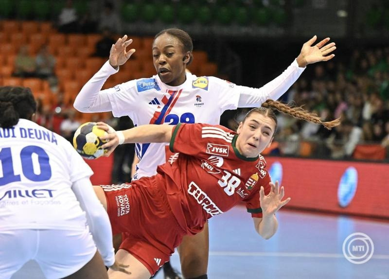 Vámos Petra (k) és a francia Oriane Ondono a Magyarország - Franciaország női kézilabda Eb-felkészülési mérkőzésen a Győri Audi Arénában 2026. október 22-én. MTI/Krizsán Csaba