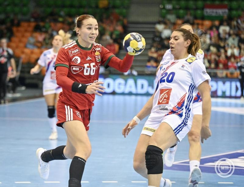 Győri-Lukács Viktória (b) és a francia Laura Schneider a Magyarország - Franciaország női kézilabda Eb-felkészülési mérkőzésen a Győri Audi Arénában 2026. október 22-én. MTI/Krizsán Csaba