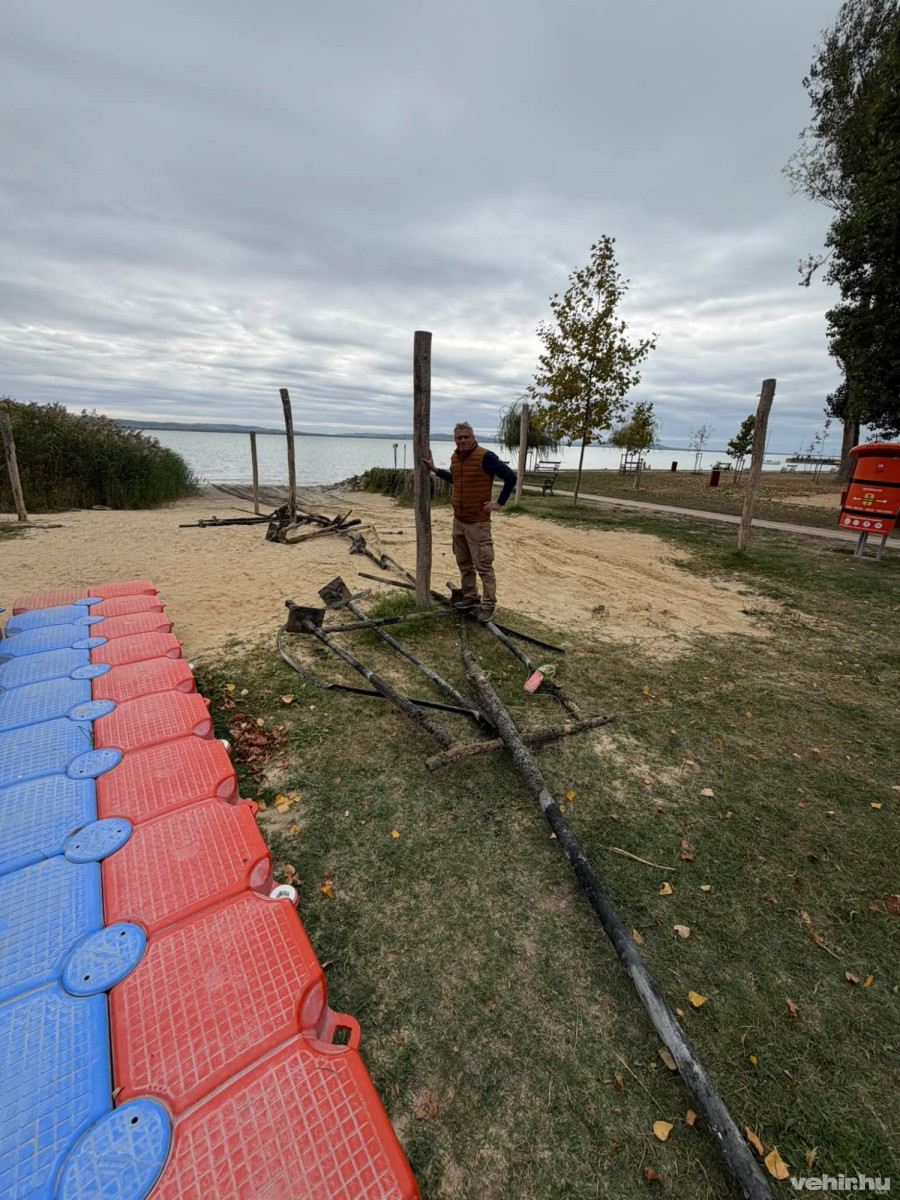 A Balatonból kihúzott régi stégmaradvány, már a parton.