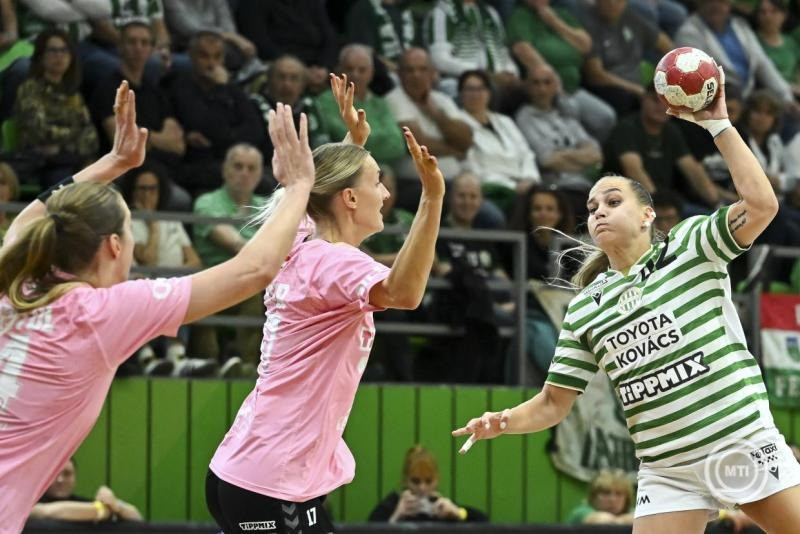 Klujber Katrin, az FTC játékosa (j) a női kézilabda K&H Liga 7. fordulójában játszott FTC-Toyota Kovács - Győri Audi ETO KC mérkőzésen az Elek Gyula Arénában 2026. október 31-én. MTI/Hegedüs Róbert